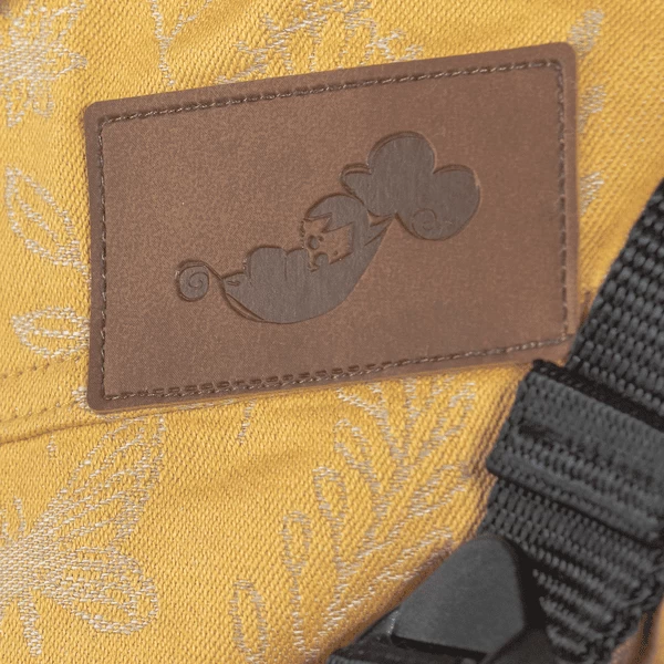 SCHMUSEWOLKE Draagzak Half Buckle Botanisch Golden Linnen 5 SCHMUSEWOLKE Draagzak Half Buckle Botanisch Golden Linnen - Afbeelding 5